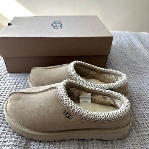 NWT Ugg Tasman Mustard Seed in Size 7